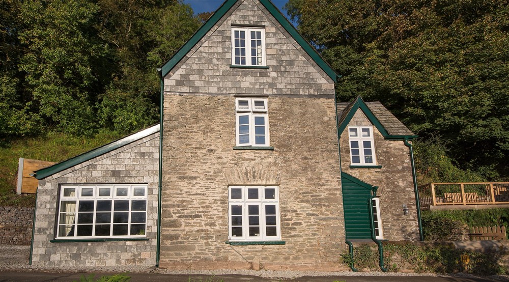 The exterior of Compass Cottage, Devon (photo 2) at Compass Cottage in Dartmouth, Devon