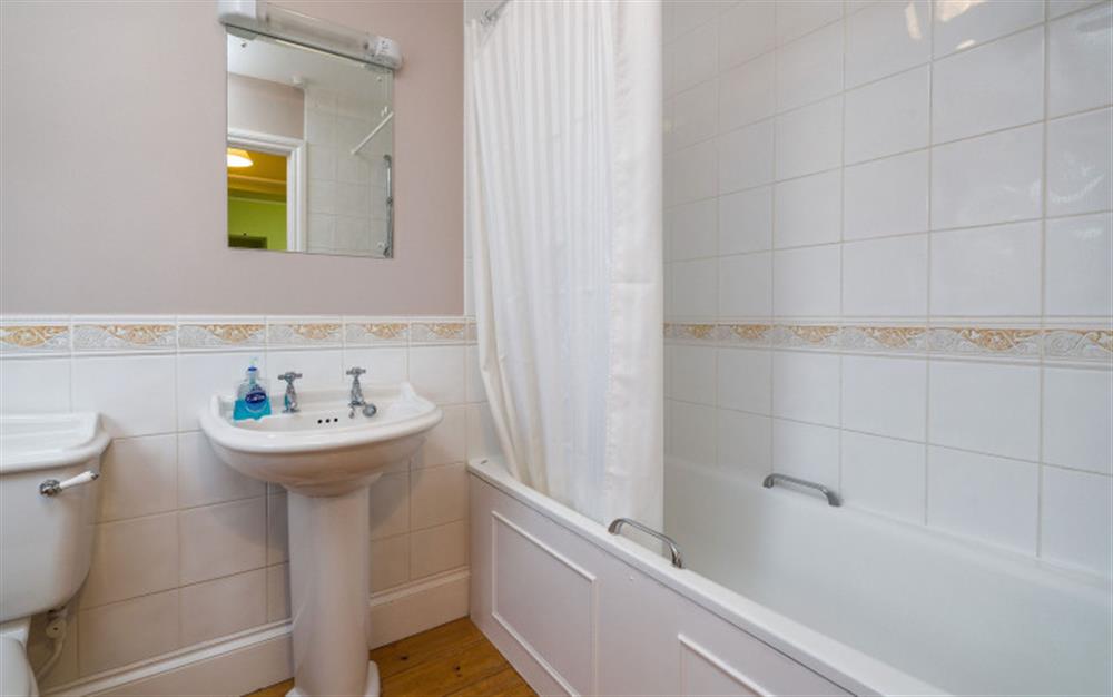 Bathroom adjacent to bedroom 3 at Coombe Park in Chillington