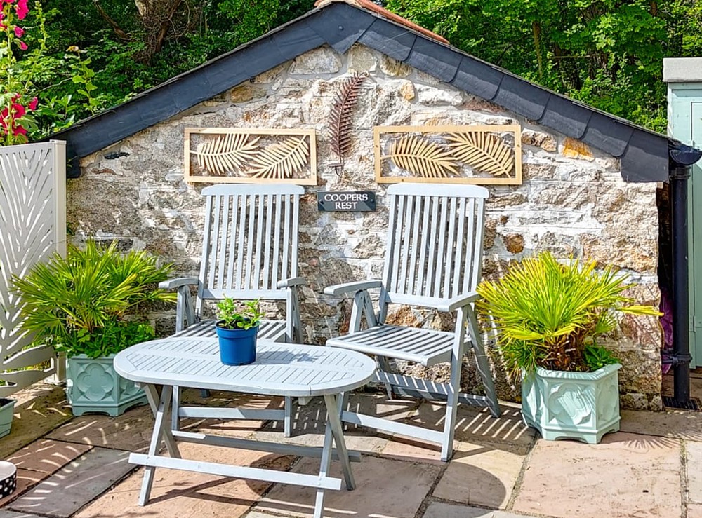 Sitting-out-area at Coopers Rest in Charlestown, Cornwall