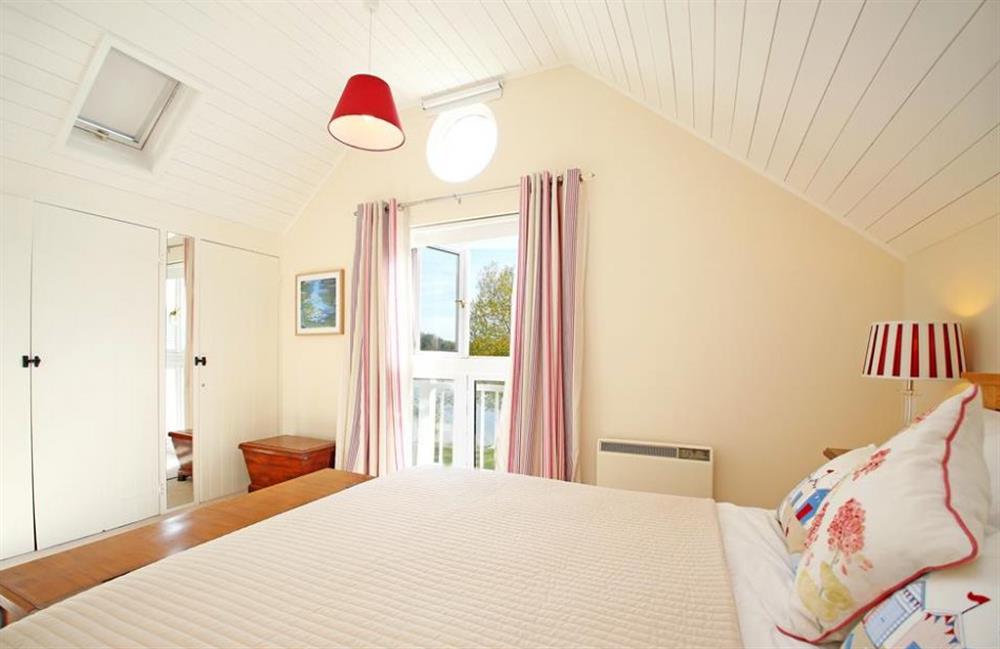 Double bedroom (photo 2) at Coot Lake House, Cotswold Lakes, Gloucestershire