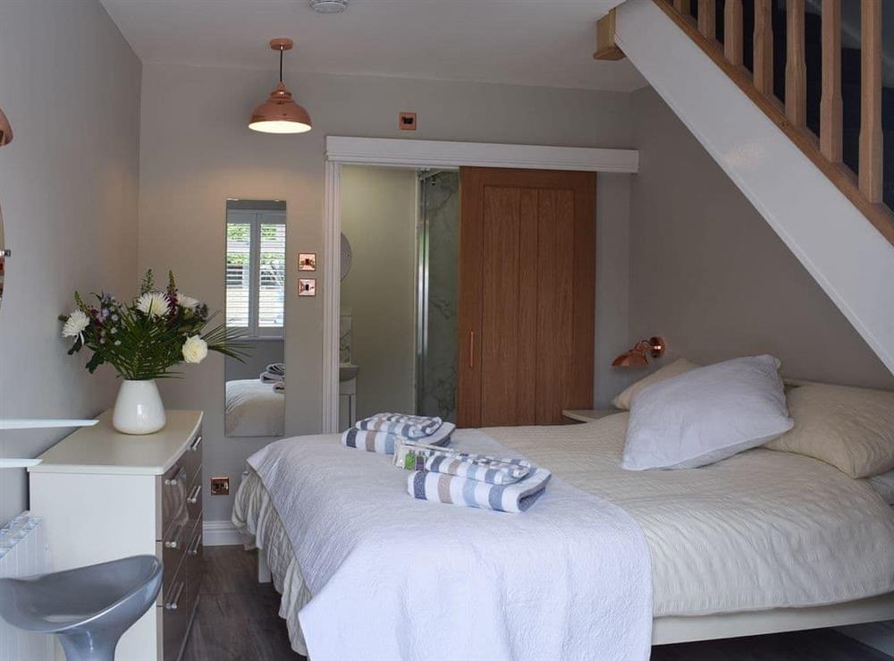 Double bedroom with en-suite at Copper Coins in Whitby, Yorkshire, North Yorkshire