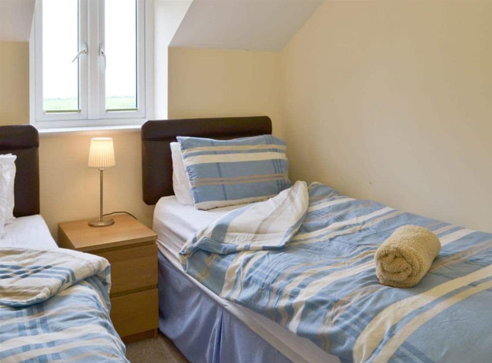 Cosy twin bedroom at Hare Lodge, 