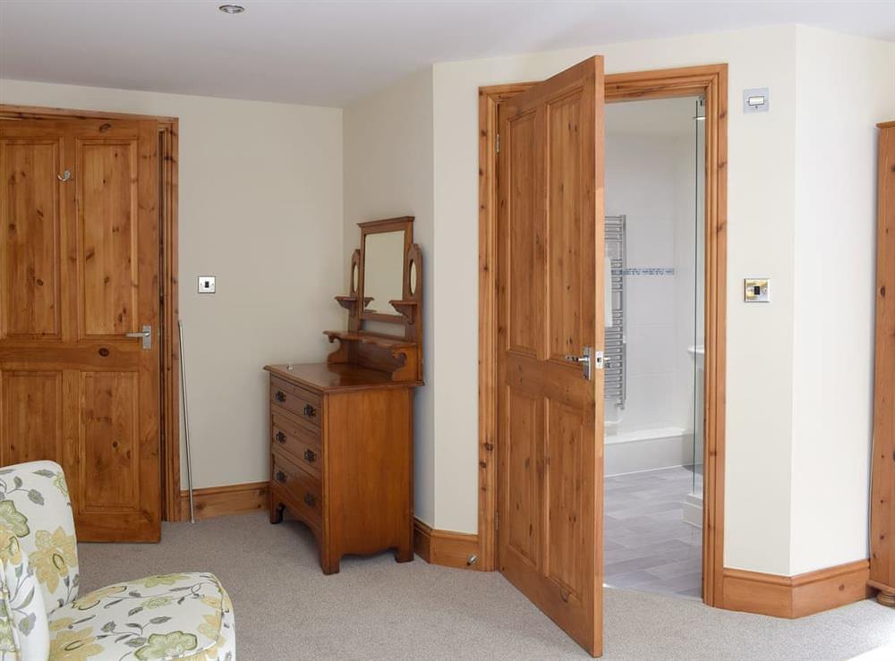 Dressing area and en-suite within family bedroom at The Old Dairy, 