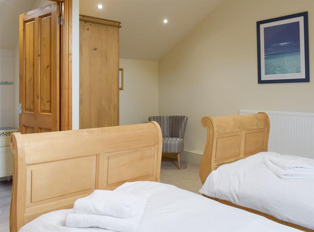Light and airy en-suite twin bedroom at The Old Dairy, 