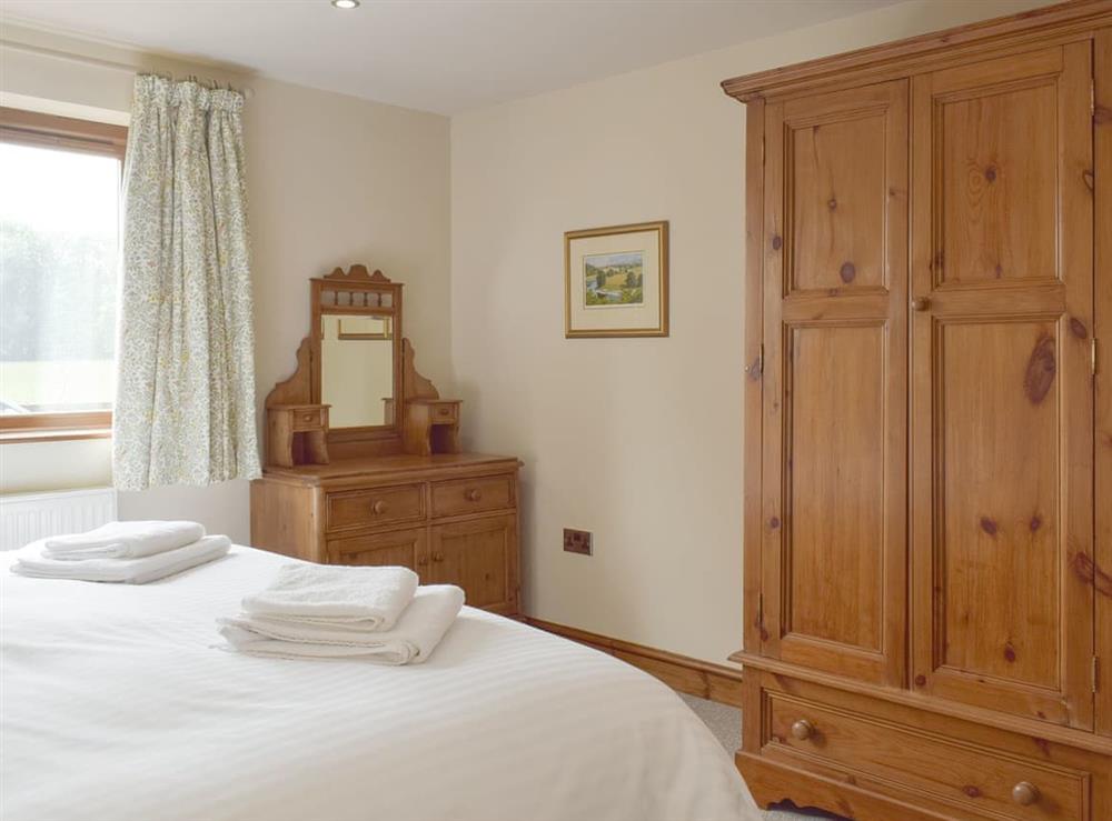 Comfortable en-suite double bedroom at Woodpecker Cottage, 