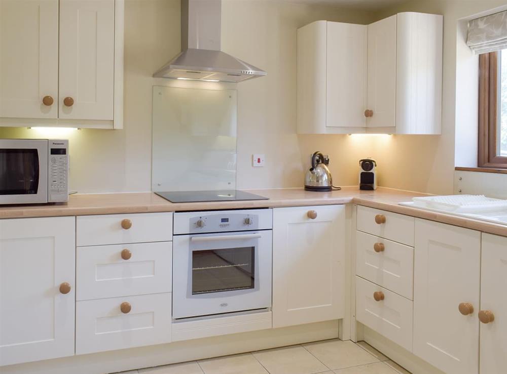 Fully appointed fitted kitchen at Woodpecker Cottage, 