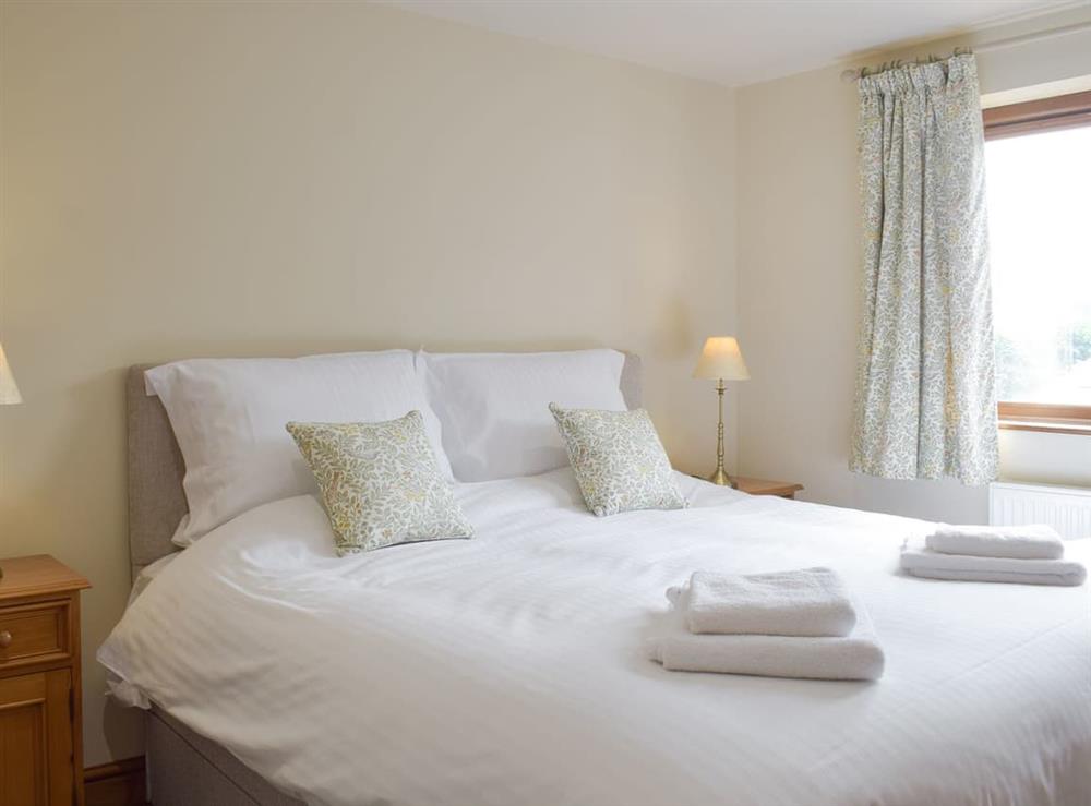 Relaxing en-suite double bedroom at Woodpecker Cottage, 