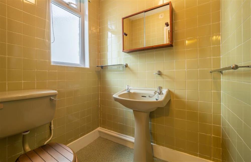 En-suite shower room with wash basin, WC and shower at Corinthian Cottage, Aldeburgh