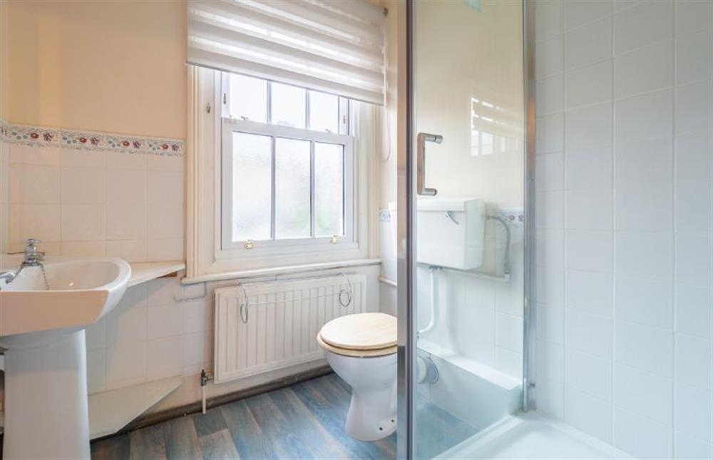 Family bathroom with wash basin, WC and shower at Corinthian Cottage, Aldeburgh
