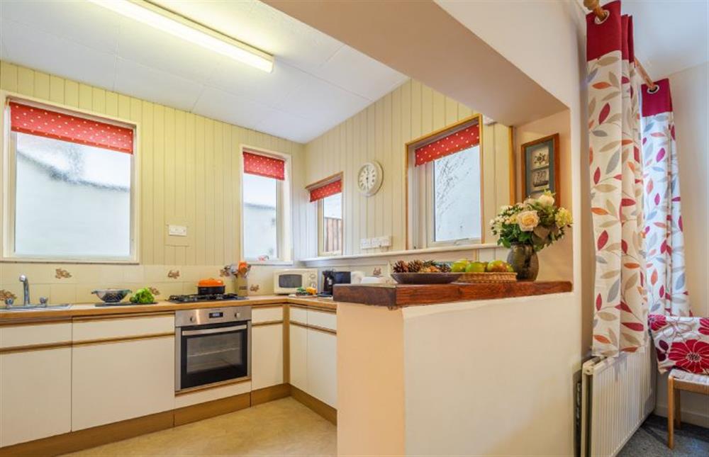 Kitchen with electric cooker and gas hob at Corinthian Cottage, Aldeburgh