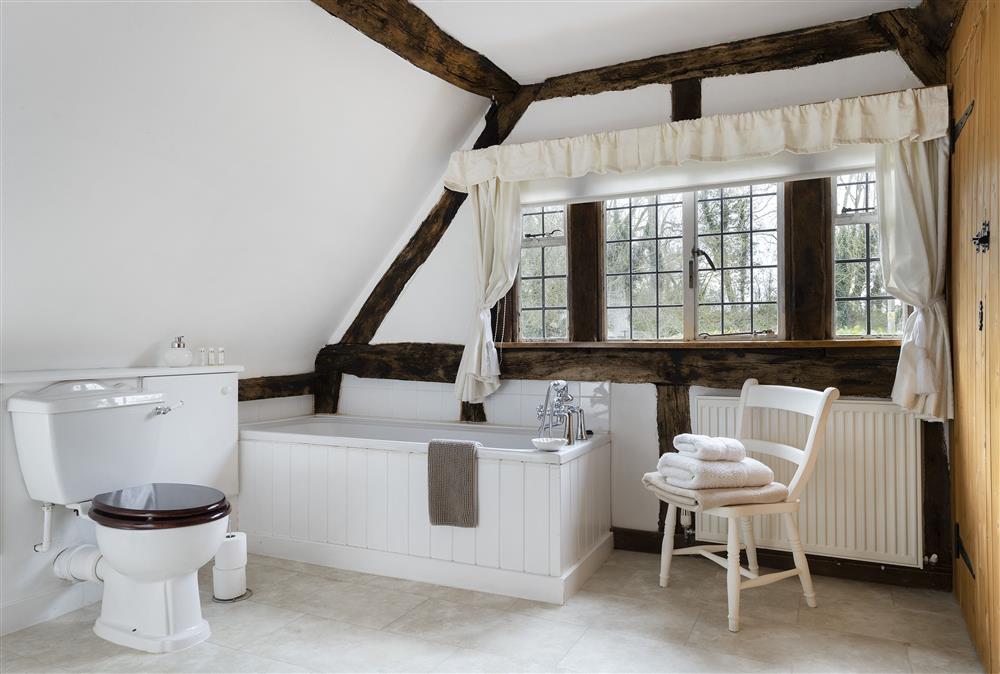 The beautiful master en-suite bathroom at Corner Thatch, Abbots Morton