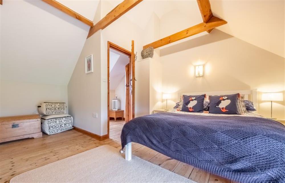 The master bedroom has an en-suite bathroom at Cornloft Cottage, South Creake near Fakenham