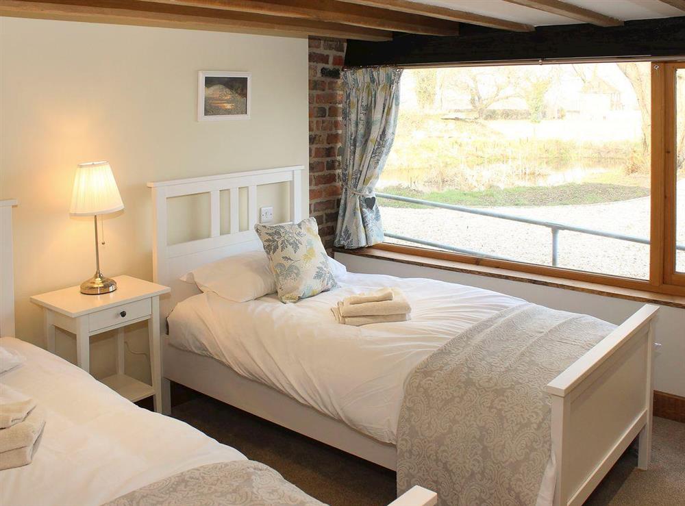 Cosy twin bedroom with beams at The Cart Shed, 