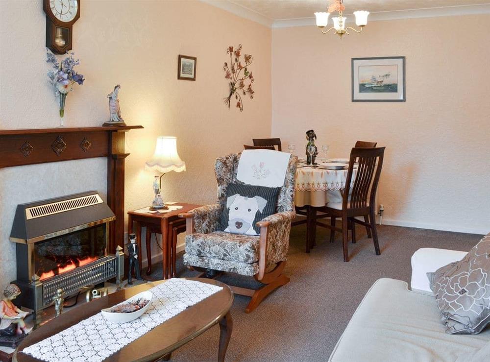 Charming living and dining room at Cosy Corner in Bridlington, North Humberside