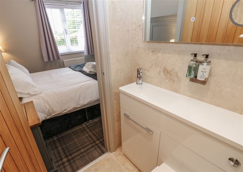 The bathroom at Cosy Cottage 4, Brandon