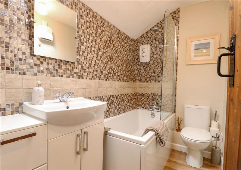 The bathroom at Cosy Cottage, Bawdeswell