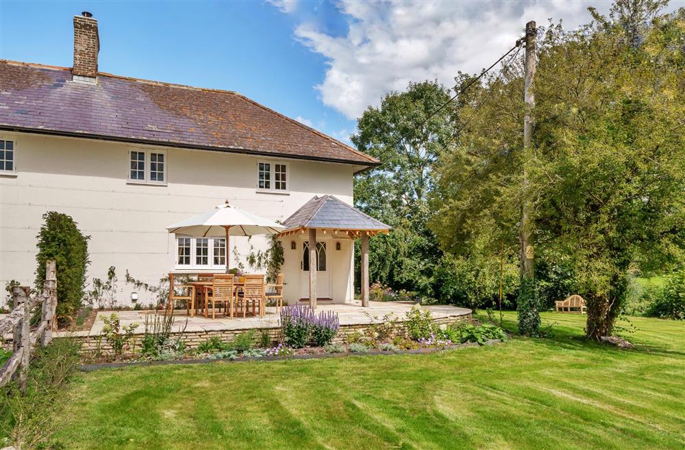 Relax and unwind in this idyllic retreat at Cosy Cottage, Dorchester