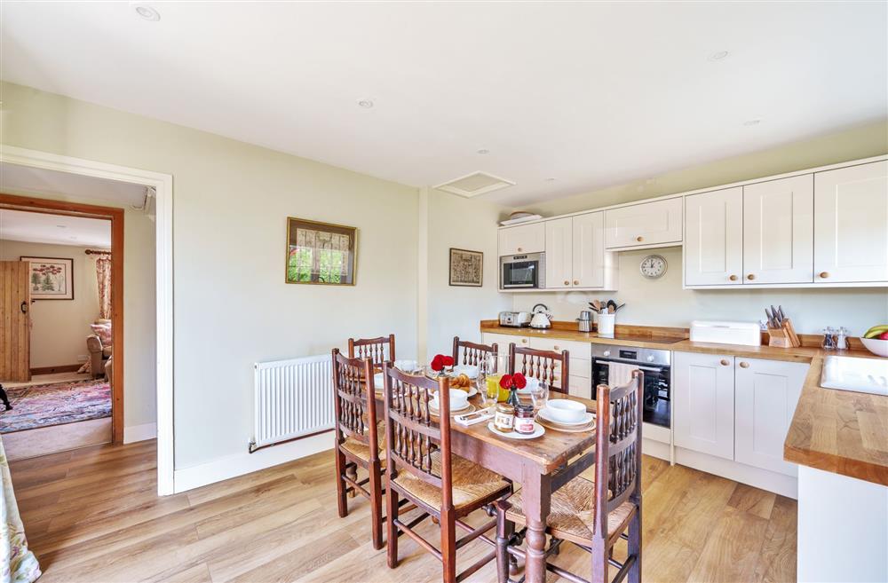 The open-plan dining and kitchen area at Cosy Cottage, Dorchester