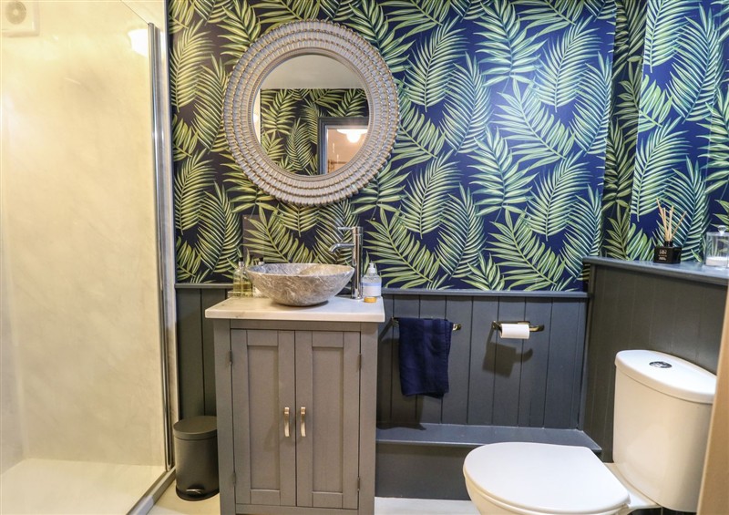 The bathroom at Cosy Cottage, North Elmham