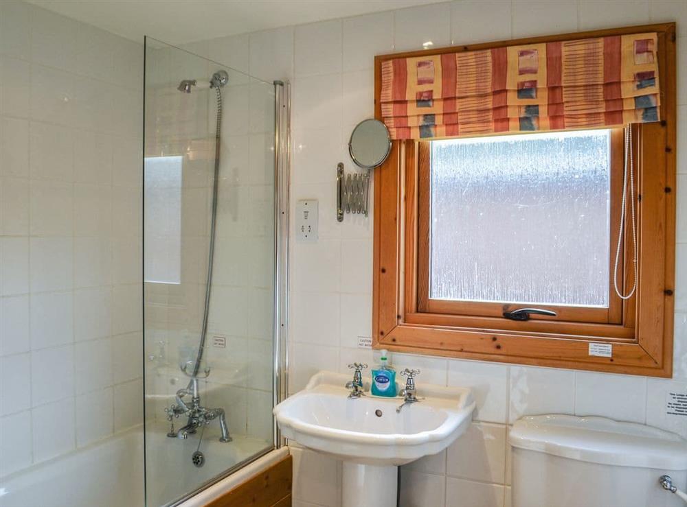 Bathroom at Cosy Lodge in Kenwick, near Louth, Lincolnshire