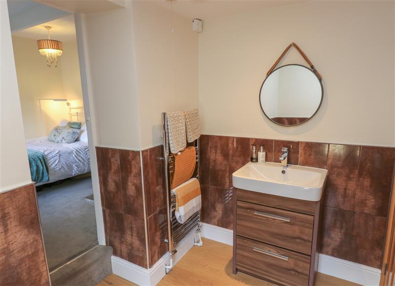 The bathroom at Cosy Nest Cottage, Holmfirth