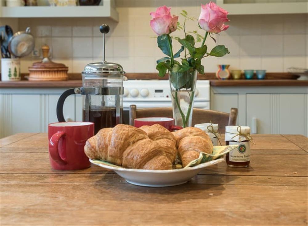 Kitchen with dining area at Cotswold Way Cottage in Wood Stanway, near Winchcombe, Gloucestershire