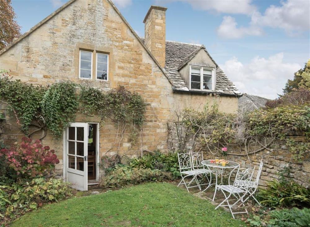 Sitting out area at Cotswold Way Cottage in Wood Stanway, near Winchcombe, Gloucestershire