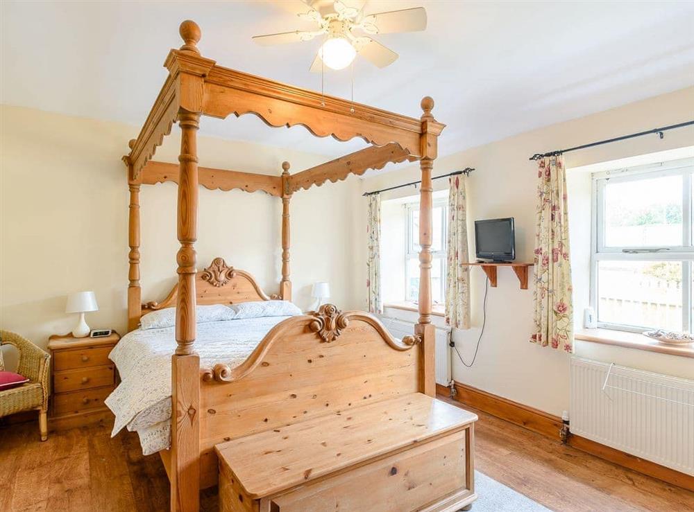 Romantic four Poster bedroom at Cottage in the Pond in Garton, near Hornsea, North Humberside