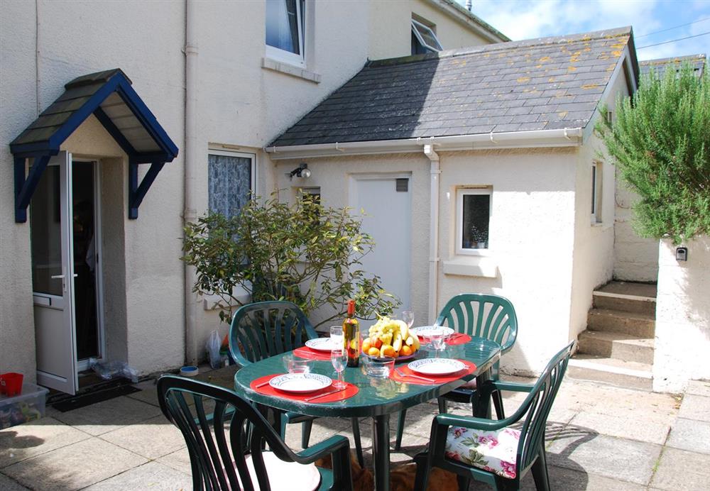 Dine Al fresco on the back patio at Cottage View in Hope Cove, Nr Kingsbridge