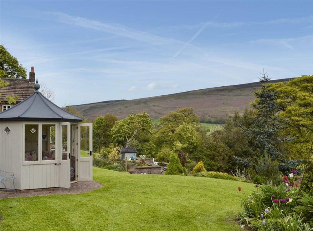 Delightful summerhouse at Cotton Cottage in Hope Valley, South Yorkshire