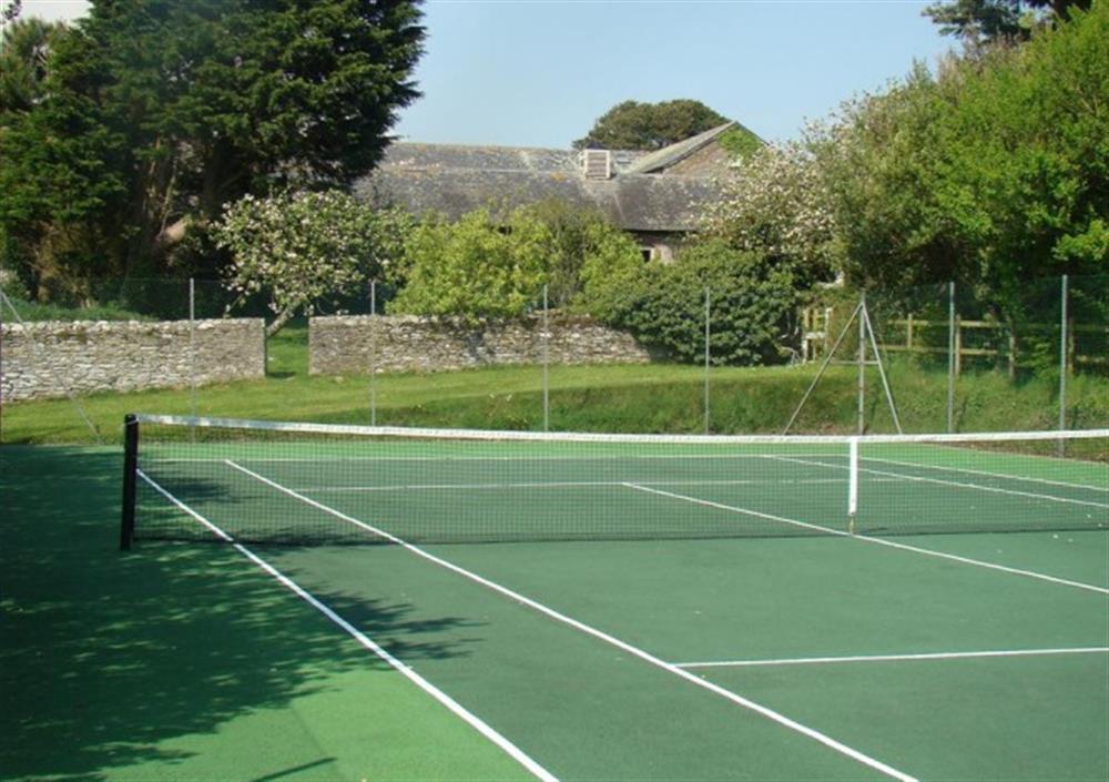 The tennis court, a few steps from the cottage.