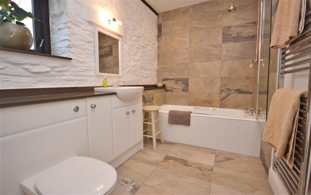 The stylish bathoom with underfloor heating at Court Barton Cottage No. 10 in South Huish