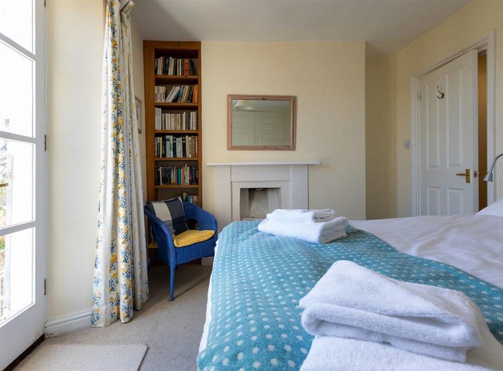 Light and airy double bedroom at Courtenay Street 5 in Salcombe, Devon