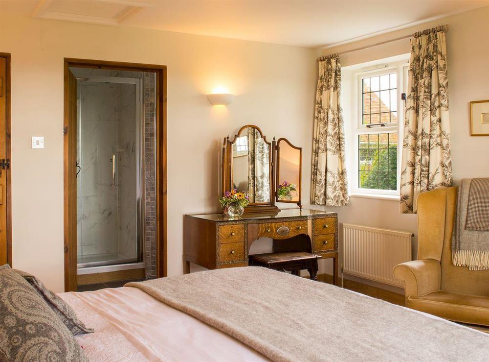 Charming double bedroom with en-suite at Courtside in Fairfield, near Appledore, Kent