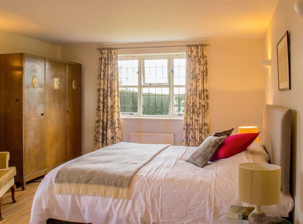 Cosy and comfortable double bedroom at Courtside in Fairfield, near Appledore, Kent