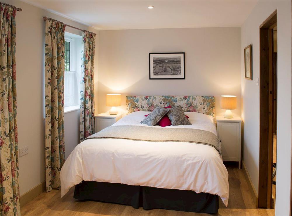 Kingsize double bedded room with en-suite at Courtside in Fairfield, near Appledore, Kent