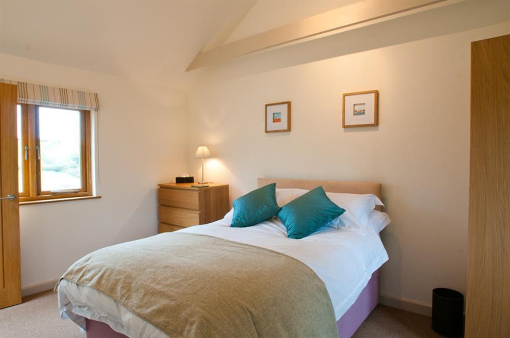 En suite double bedroom with King-size bed at Courtyard Cottage in , Dartmouth
