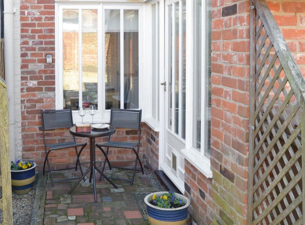 Sitting-out-area at Courtyard Cottage in Framlingham, near Woodbridge, Suffolk
