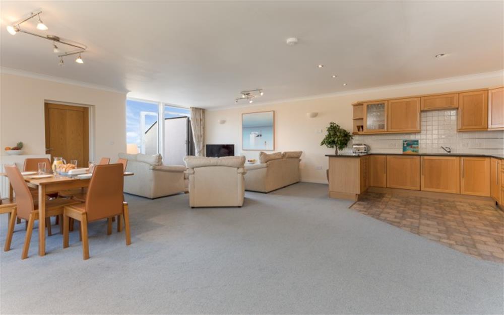 The open plan lounge, diner and kitchen is very spacious. at Cove 2 in Maenporth