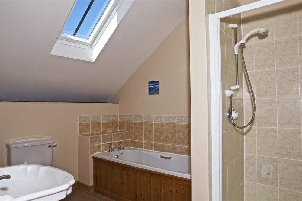 En suite with bath and separate shower at Cowslip Cottage in Frogmore, Nr Kingsbridge