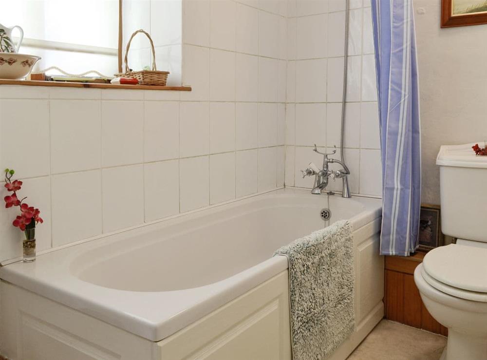 En-suite bathroom with shower over bath at Barn Cottage, 