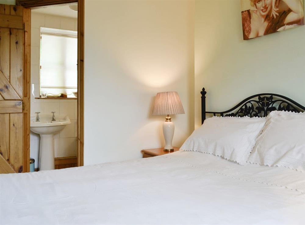 Peaceful en-suite double bedroom at Barn Cottage, 
