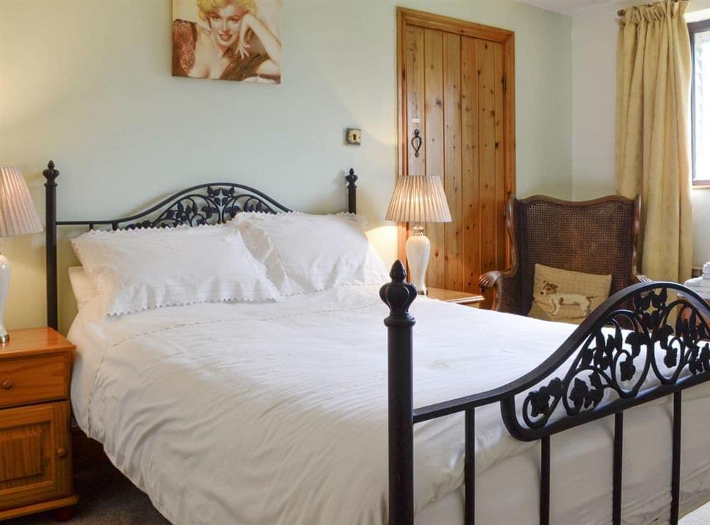 Relaxing en-suite double bedroom at Barn Cottage, 