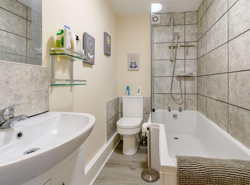 Bathroom at Cozy Lodge in Market Rasen, South Humberside