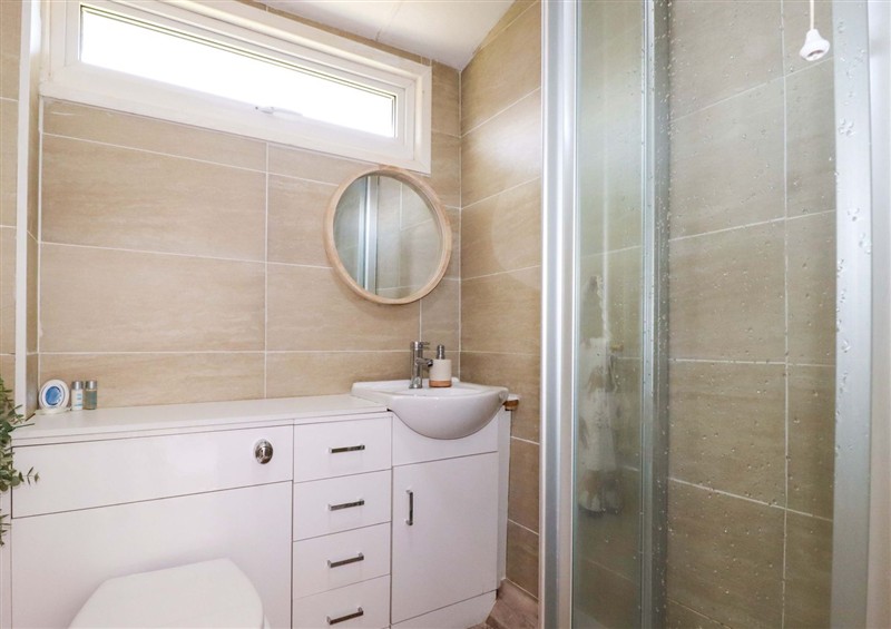 The bathroom at Cozy Retreat, Tregolds
