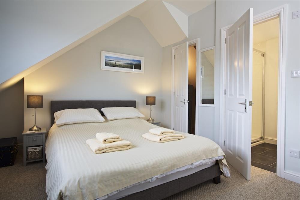 En suite master bedroom at Crab Cottage in , Salcombe