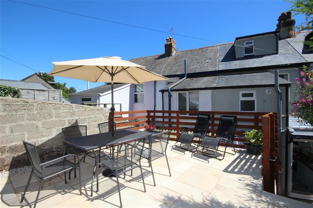Raised terrace with table and chairs at Crab Cottage in , Salcombe