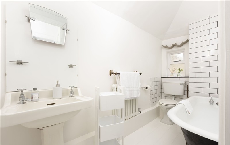 Bathroom at Crabpot Cottage, Cornwall