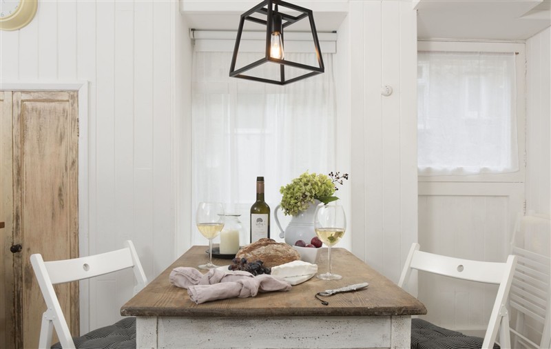 Dining room at Crabpot Cottage, Cornwall