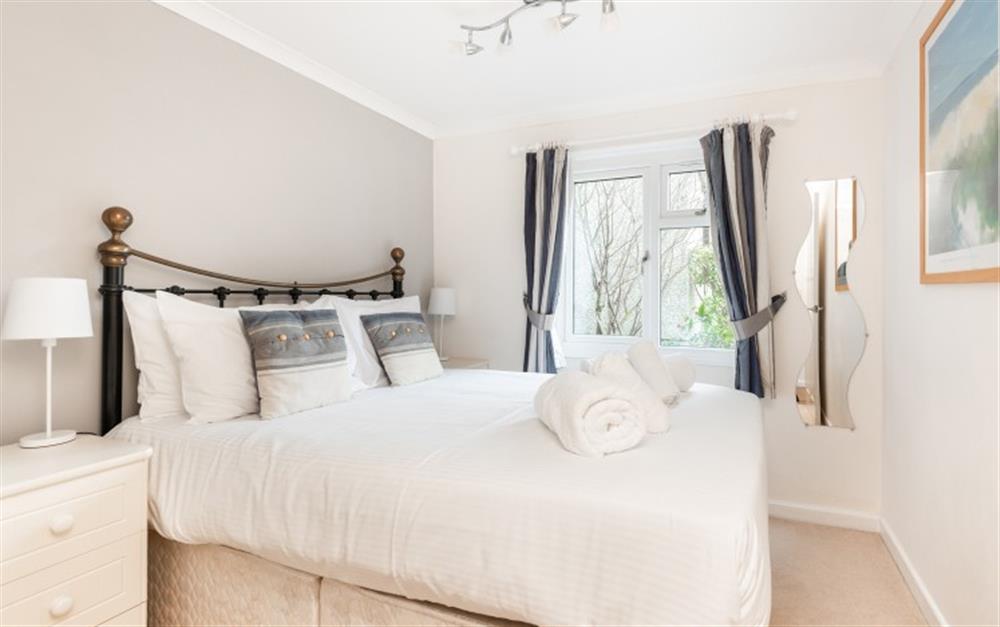 The second bedroom is located on the ground floor next to the twin bedroom at Crags 26 Bay View Cottage in Maenporth